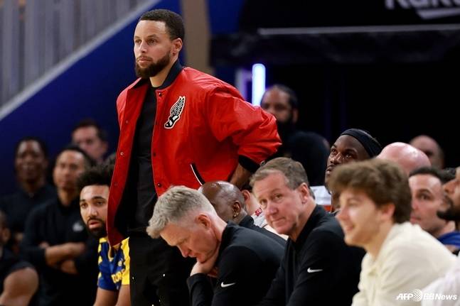 스테판 커리(빨간색 상의)가 벤치에서 미네소타와 골든스테이트 워리어스의 플레이오프 4차전 경기를 지켜보고 있다. /AFPBBNews=뉴스1