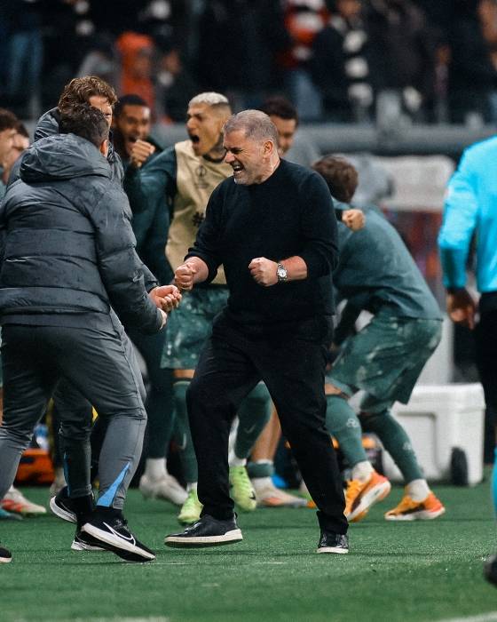 앙제 포스테코글루(오른쪽) 토트넘 홋스퍼 감독이 유로파리그 8강 2차전 승리 확정 후 기뻐하고 있다. /사진=토트넘 공식 사회관계망서비스(SNS) 갈무리