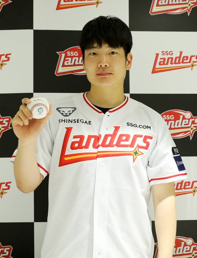 조상현씨가 13일 최정의 통산 500호 홈런을 잡고 포즈를 취하고 있다. /사진=SSG 랜더스 제공