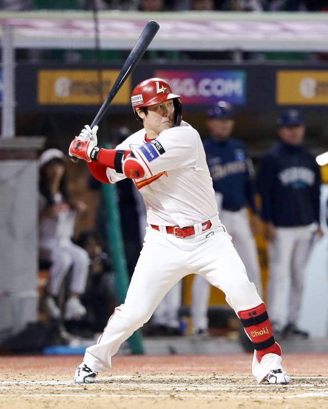 최정이 13일 NC전 6회말 투런 홈런을 날리고 있다. /사진=SSG 랜더스 제공