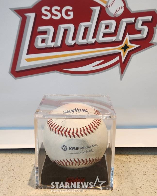 최정의 통산 500번째 홈런공. /사진=안호근 기자