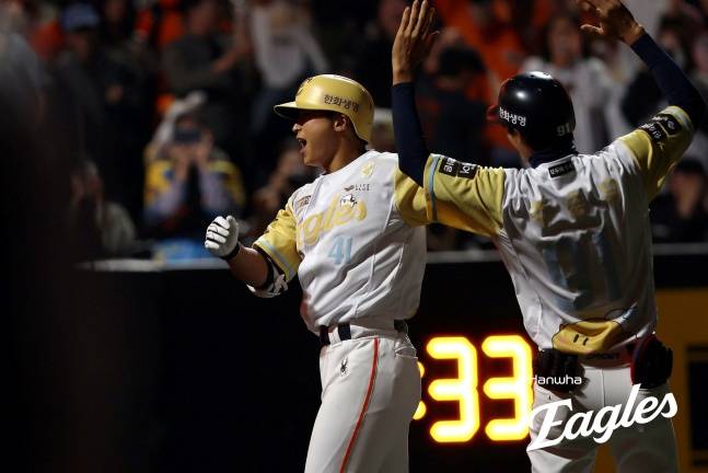한화 최인호가 13일 대전 두산전 9회말 2사 1루에서 동점 투런포를 터트리고 홈에 들어왔다. /사진=한화 이글스 제공