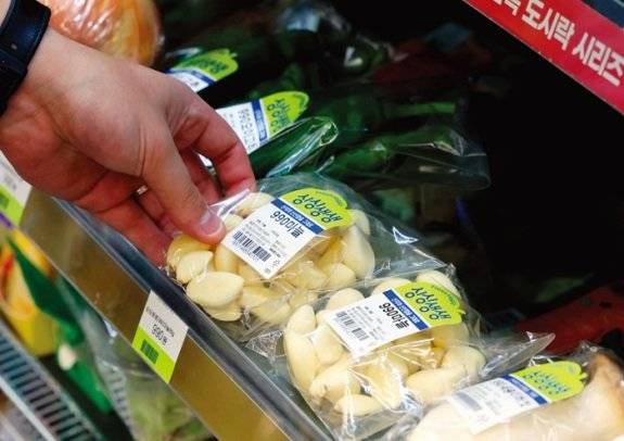 CU에서 판매 중인&nbsp;‘990원 마늘’. CU는 양파, 대파, 마늘, 당근 등 채소 9종을 개별 포장해 990원에 선보이고 있다.  뉴스1