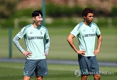 연합뉴스에 따르면, 손흥민은 지난 12일 유럽축구연맹(UEFA) 유로파리그 결승전을 앞두고 영국 런던에 있는 토트넘 홋스퍼 훈련장에서 진행된 미디어 데이에서 한국 취재진과 만나 커리어 첫 우승에 대한 간절함을 드러냈다.연합뉴스