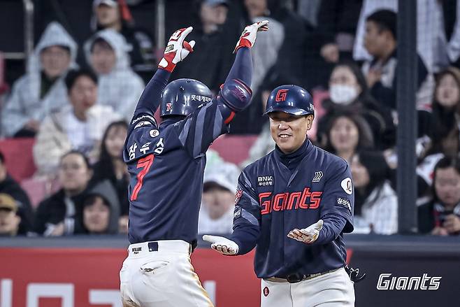 롯데 외야수 장두성(사진, 왼쪽)은 콘택트 능력을 끌어올려 롯데 외야에 활력을 불어넣고 있다. 황성빈이 부상 이탈한 만큼 그 공백을 채워줄지도 많은 관심이 쏠린다. 롯데 자이언츠