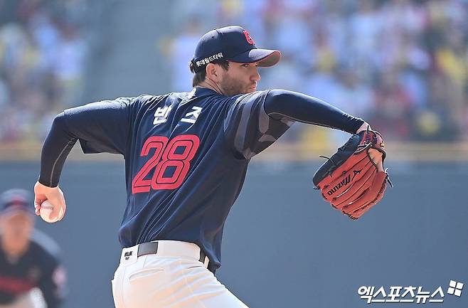 22일 오후 서울 송파구 잠실야구장에서 열린 '2025 신한 SOL Bank KBO리그' 롯데 자이언츠와 LG 트윈스의 경기, 1회말 롯데 선발투수 반즈가 역투하고 있다. 엑스포츠뉴스 DB