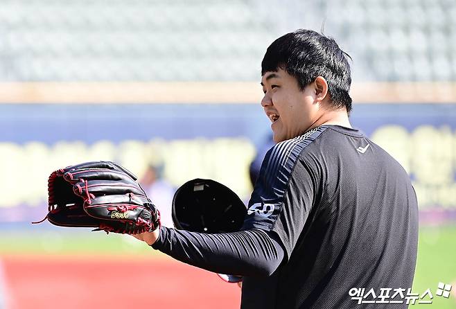LG 투수 장현식은 13일 잠실구장에서 열릴 '2025 신한 SOL Bank KBO 리그' 키움과 주중 3연전 첫 경기를 앞두고 오른쪽 광배근 부상으로 1군 엔트리에서 빠졌다. 그는 스프링캠프에 이어 또다시 자리 비우게 됐다. 엑스포츠뉴스 DB