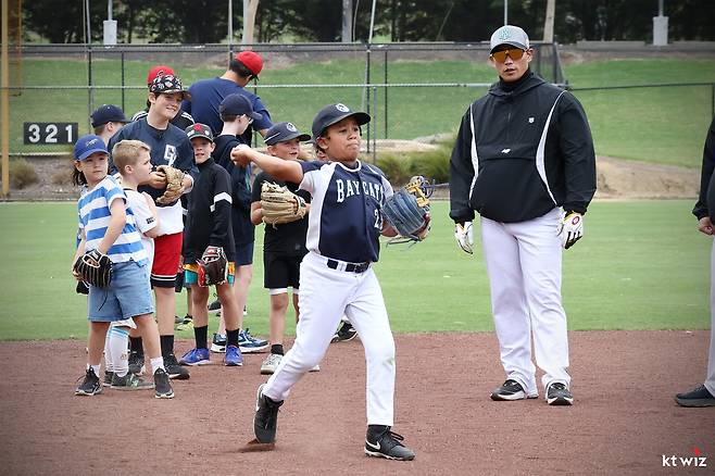 오른쪽에 선 KT 위즈 박경수 코치가 올해 스프링캠프에서 야구 교실에 임하고 있다. KT 위즈