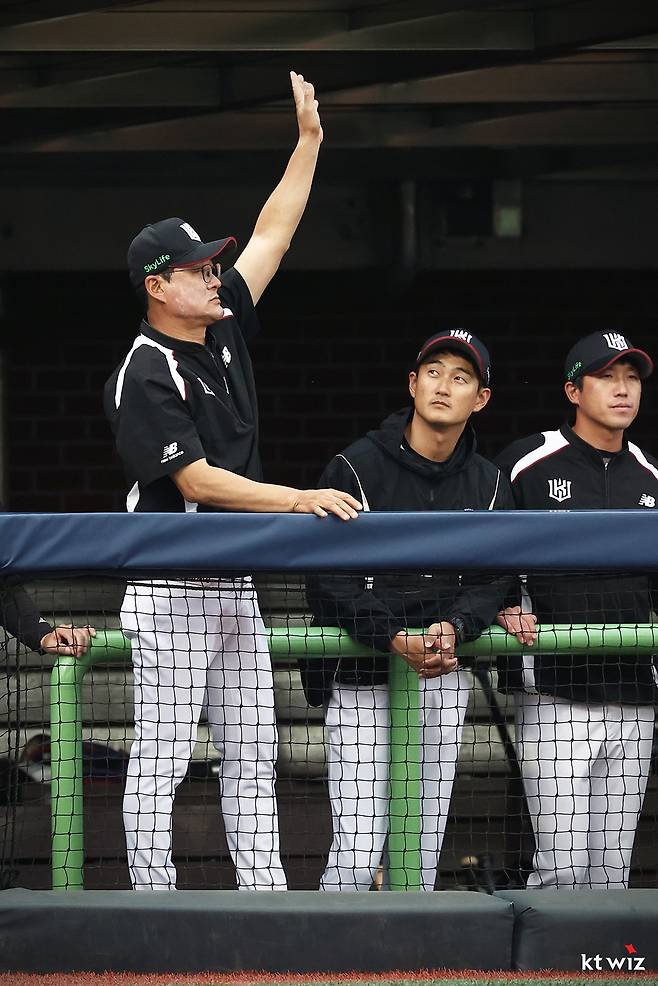 왼쪽에 선 KT 위즈 이종범 코치가 13일 포항 삼성 라이온즈전에서 선수에게 사인을 보내고 있다. KT 위즈