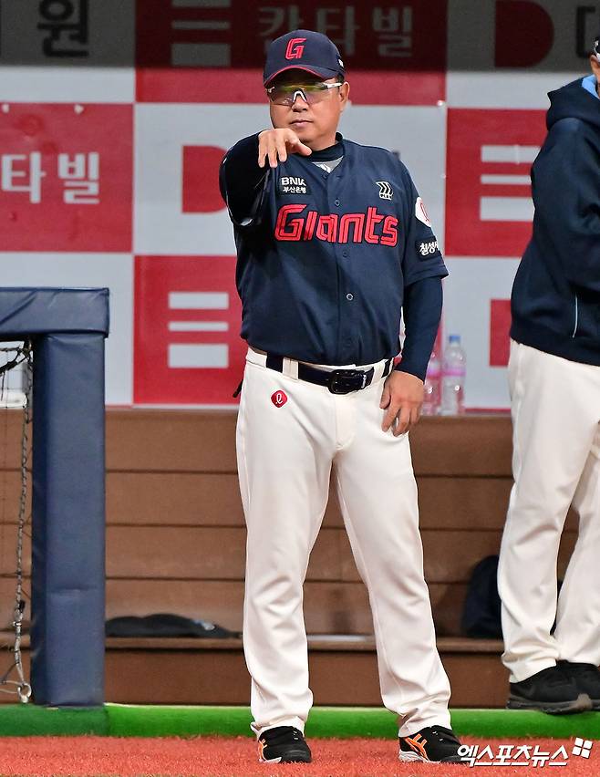 1일 오후 서울 구로구 고척스카이돔에서 열린 '2025 신한 SOL Bank KBO리그' 롯데 자이언츠와 키움 히어로즈의 경기, 롯데 김태형 감독이 선수 교체를 지시하고 있다. 엑스포츠뉴스 DB