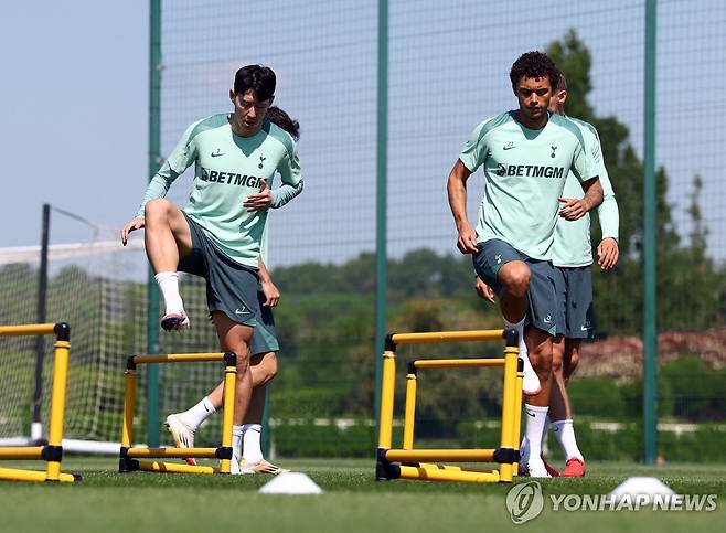 훈련하는 손흥민 (런던 로이터=연합뉴스) 손흥민(토트넘)이 12일(현지시간) 영국 런던 북부 토트넘 홋스퍼 FC 트레이닝 그라운드에서 훈련에 참여하고 있다.