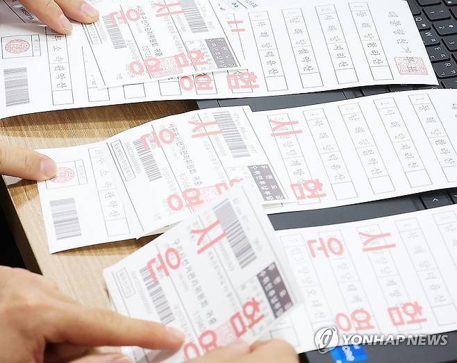 제21대 대선 공관 재외선거 담당자 투표관리 교육 (수원=연합뉴스) 홍기원 기자 = 1일 경기도 수원시 권선구 중앙선거관리위원회 선거연수원에서 열린 '제21대 대통령선거 공관 재외선거 담당자 투표관리 교육'에서 참석자들이 재외투표용지 발급기 운영 실습을 하고 있다. 2025.5.1 xanadu@yna.co.kr