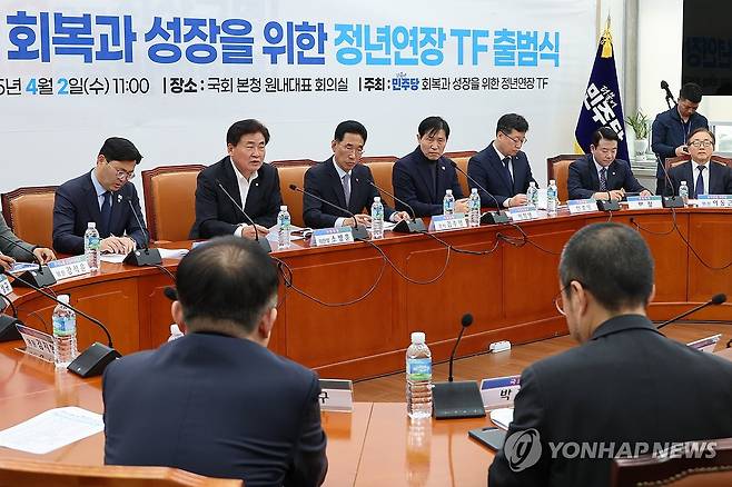 민주당 '정년연장 태스크포스' 출범 (서울=연합뉴스) 김주성 기자 = 지난달 2일 서울 여의도 국회에서 열린 더불어민주당 '회복과 성장을 위한 정년연장 태스크포스(TF)' 출범식. 2025.5.13 utzza@yna.co.kr