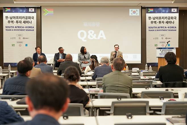 한-남아프리카공화국 무역·투자 세미나 4월 17일 열린 세미나에서 답변하는 필자(맨 오른쪽) [티모시 디킨스 제공. 재판매 및 DB 금지]