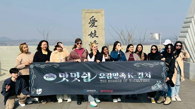 애기봉 방문한 외국인 관광객 [김포시 제공, 재판매 및 DB 금지]