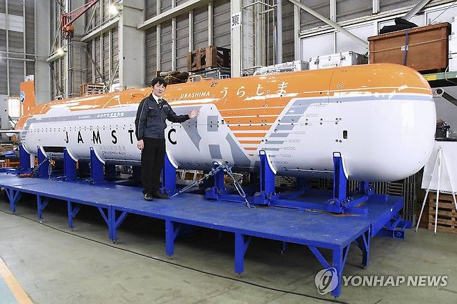일본이 개발한 심해탐사선 '우라시마8000' (도쿄 교도=연합뉴스) 일본 해양연구개발기구 관계자가 지난 12일 가나가와현 요코스카시에서 무인 심해탐사선 '우라시마8000'에 대해 설명하고 있다. 이 탐사선은 수심 8천ｍ에서 조사 활동을 할 수 있다. 2025.5.13 [재판매 및 DB 금지] photo@yna.co.kr