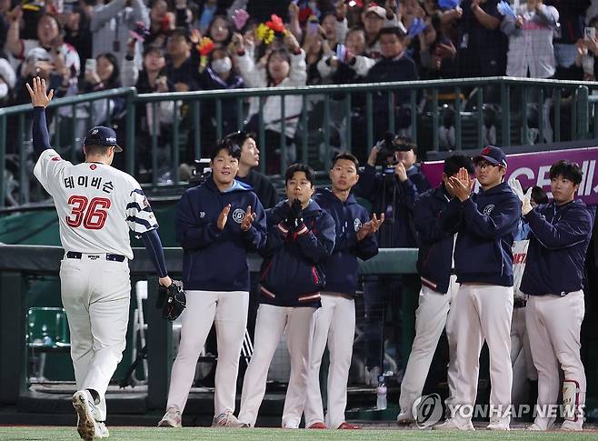 승리투수 요건 갖추고 내려오는 롯데 데이비슨 (부산=연합뉴스) 강선배 기자 = 7일 부산 사직야구장에서 열린 프로야구 2025 신한 SOL 뱅크 KBO리그 SSG 샌더스와 롯데 자이언츠의 경기. 롯데 선발 데이비슨이 7⅔이닝을 5피안타 1실점으로 마치고 교체, 팬들과 동료들에게 환영받고 있다. 2025.5.7 sbkang@yna.co.kr