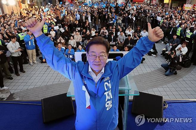 대전 시민들에게 인사하는 이재명 후보 (대전=연합뉴스) 김주성 기자 = 더불어민주당 이재명 대선 후보가 12일 대전광역시 으느정거리 스카이로드에서 열린 유세에서 엄지손가락을 치켜세우며 대전 시민들에게 인사하고 있다. 2025.5.12 [공동취재] utzza@yna.co.kr