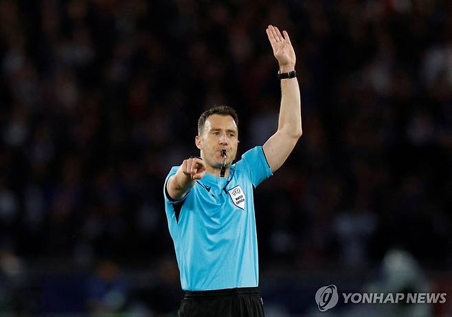 토트넘과 맨유의 유로파리그 결승전 주심으로 배정된 펠릭스 츠바이어 심판. [로이터=연합뉴스 자료사진]