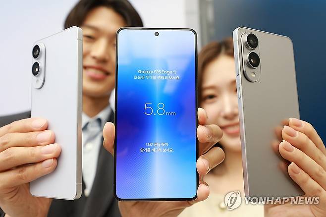 초슬림형 스마트폰 삼성전자 '갤럭시 S25 엣지' 공개 (서울=연합뉴스) 신현우 기자 = 13일 서울 삼성 강남에서 초슬림형 스마트폰인 삼성전자 갤럭시 S25 엣지가 공개되고 있다. 2025.5.13 nowwego@yna.co.kr