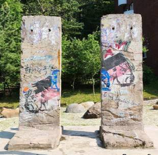 국립통일교육원 잔디마당에 전시된 베를린 장벽 실물 [국립통일교육원 제공]