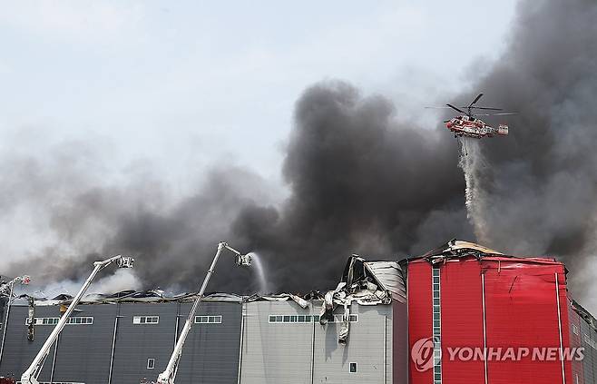 분주하게 오가는 소방헬기 (이천=연합뉴스) 홍기원 기자 = 13일 경기도 이천시 부발읍 소재 대형 물류창고에서 불이 나 소방헬기가 진화작업을 하고 있다. 2025.5.13 xanadu@yna.co.kr