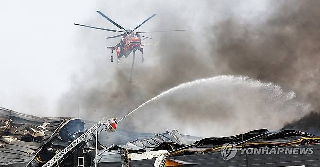 이천 물류센터 화재 진화작업 하는 소방헬기 (이천=연합뉴스) 홍기원 기자 = 13일 경기도 이천시 부발읍 소재 대형 물류센터에서 불이 나 소방헬기가 진화작업을 하고 있다. 2025.5.13 xanadu@yna.co.kr