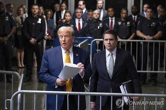 미국 대통령과 의회도서관장 직무대행 지명자 작년 5월 14일, 뉴욕 맨해튼 법원 앞에서 토드 블랜치 변호사와 함께 선 당시 도널드 트럼프 전 대통령. [AP=연합뉴스 자료사진. 재판매 및 DB 금지]