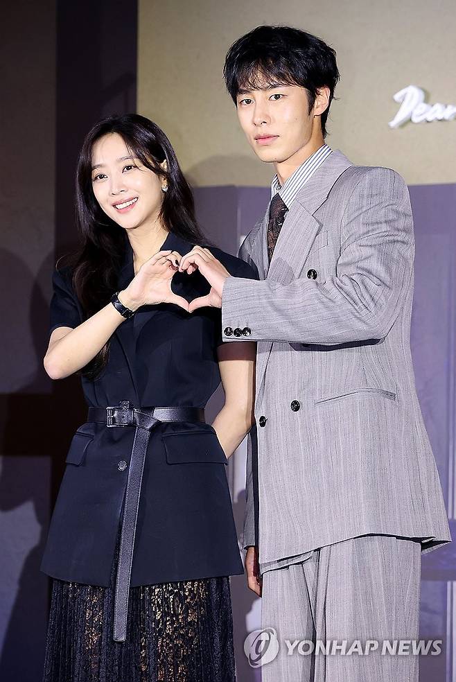 조보아와 이재욱의 하트 (서울=연합뉴스) 진연수 기자 = 배우 조보아(왼쪽)와 이재욱이 13일 서울 구로구 라마다호텔에서 열린 넷플릭스 시리즈 '탄금' 제작발표회에서 포즈를 취하고 있다. 2025.5.13 jin90@yna.co.kr