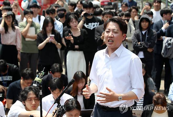 경북대학교서 발언하는 이준석 대선 후보 (대구=연합뉴스) 류영석 기자 = 개혁신당 이준석 대선 후보가 13일 '학식먹자 이준석' 행사가 열린 대구 경북대학교에서 발언하고 있다. 2025.5.13 [공동취재] ondol@yna.co.kr