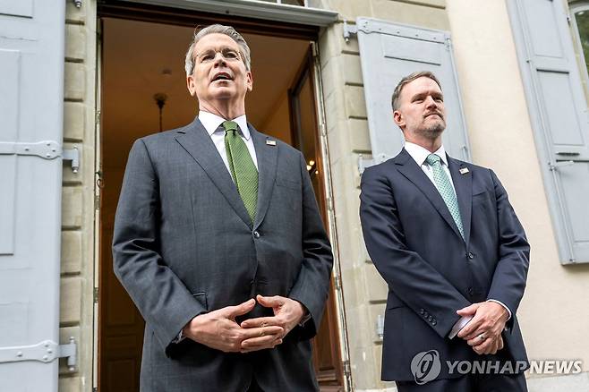 중국과의 협상결과 발표하는 스콧 베선트 미 재무장관과 제이미슨 그리어 무역대표부(USTR) 대표. [로이터=연합뉴스]