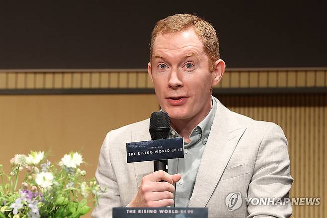 인사말하는 로빈 트리츌러 (서울=연합뉴스) 강민지 기자 = 테너 로빈 트리츌러가 13일 서울 서초구 예술의전당에서 열린 창작 오페라 '더 라이징 월드(The Rising World): 물의 정령' 기자간담회에서 인사말을 하고 있다.  2025.5.13 mjkang@yna.co.kr