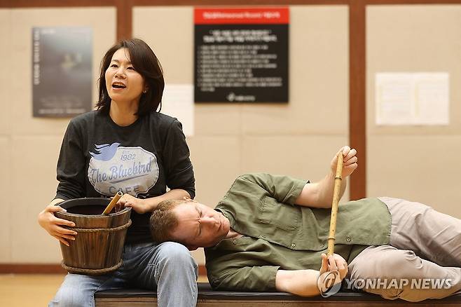 오페라 '물의 정령' 연습실 공개 (서울=연합뉴스) 강민지 기자 = 메조소프라노 김정미, 테너 로빈 트리츌러가 13일 서울 서초구 예술의전당 연습실에서 창작 오페라 '더 라이징 월드(The Rising World): 물의 정령' 리허설을 하고 있다. 2025.5.13 mjkang@yna.co.kr