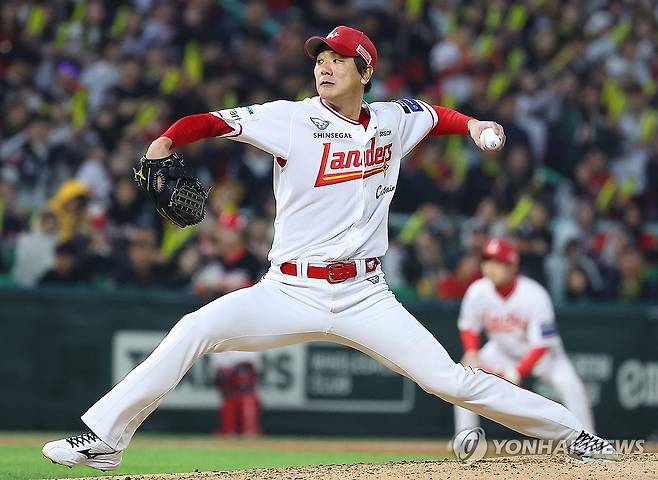 역투하는 김광현 (인천=연합뉴스) 임순석 기자 = 11일 인천 SSG랜더스필드에서 열린 프로야구 2025 신한 SOL 뱅크 KBO리그 KIA 타이거즈와 SSG 랜더스의 더블헤더 2차전. 7회 초 SSG 선발 김광현이 역투하고 있다. 2025.5.11 soonseok02@yna.co.kr