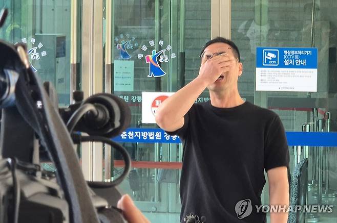 오열하는 강릉 급발진 소송 원고 측 (강릉=연합뉴스) 류호준 기자 = 13일 오후 강원 강릉시 난곡동 춘천지법 강릉지원 앞에서 고(故) 이도현 군 아버지 이상훈씨가 재판을 마친 뒤 오열하고 있다.
     이날 춘천지법 강릉지원 민사2부(박상준 부장판사)는 도현이 가족 측이 KG모빌리티(이하 KGM·옛 쌍용자동차)를 상대로 제기한 9억2천만원 규모 손해배상 청구 소송에서 원고 패소로 판결했다. 2025.5.13 ryu@yna.co.kr