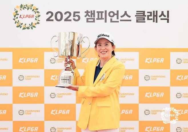 우승 트로피 들고 활짝 웃는 우선화 우선화가 13일 전북 군산 컨트리클럽(파72·5천967야드)에서 열린 KLPGA 2025 챔피언스 클래식 2차전(총상금 1억원)에서 입회 11년 만에 우승한 뒤 트로피를 들고 기뻐하고 있다. [KLPGA 투어 제공. 재배포 및 DB 금지]