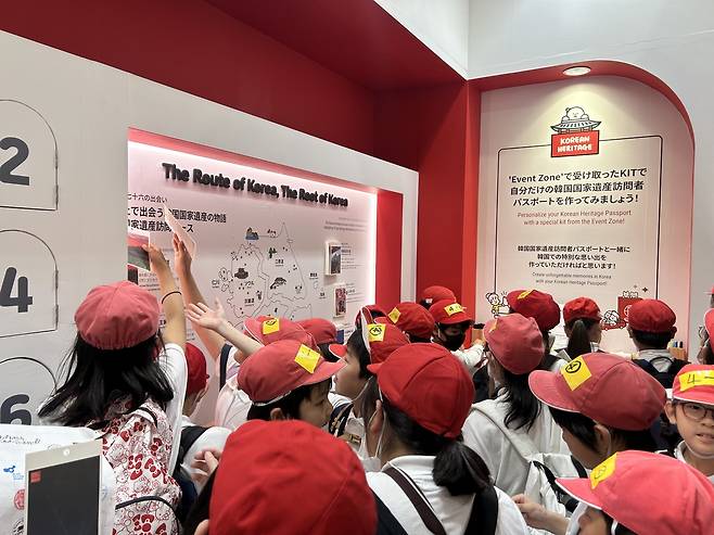 국가유산 방문 캠페인 홍보관 찾은 일본 초등학생들      (오사카=연합뉴스) 김예나 기자 = 13일 일본 초등학생들이 오사카·간사이 만국박람회(오사카 엑스포) 메세 전시장에 설치된 국가유산 방문 캠페인 홍보 공간을 체험하고 있다. 2025.5.13
    yes@yna.co.kr