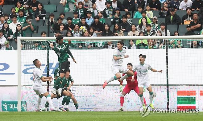 전북 콤파뇨 헤딩슛 (전주=연합뉴스) 최영수 기자 = 6일 전주월드컵경기장에서 벌어진 프로축구 K리그1. 전북 콤파뇨가 대전과 경기에서 헤딩슛하고 있다. 2025.5.6 kan@yna.co.kr