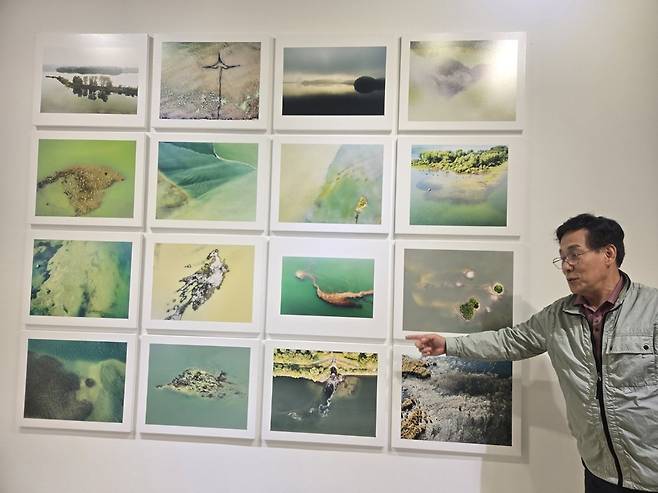 전시회 사진 설명하는 김재경 작가 [촬영 이상학]