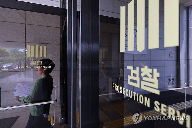 검찰, '공천개입 의혹' 김건희에 14일 소환 통보 (서울=연합뉴스) 서대연 기자 = 검찰이 공천 개입 의혹을 받는 윤석열 전 대통령의 부인 김건희 여사에게 14일 조사 출석을 요구한 것으로 파악된 가운데 13일 서울 서초구 서울중앙지방검찰청의 모습. 2025.5.13 dwise@yna.co.kr