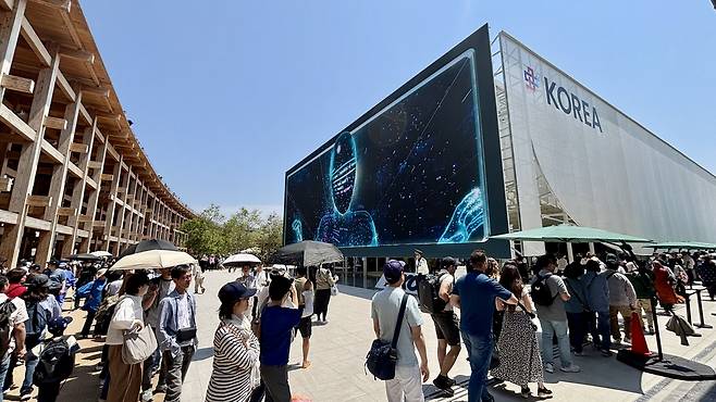 오사카 엑스포, 한국에 쏠린 시선 (오사카=연합뉴스) 차대운 기자 = 13일 일본 오사카에서 개최 중인 '2025 오사카 간사이 엑스포' 한국관 앞에관람객들을 줄을 지어 입장을 기다리고 있다. 2025.5.13 
cha@yna.co.kr
(끝)