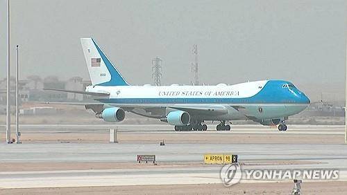 13일(현지시간) 사우디에 도착한 트럼프 대통령 탑승 미국 에어포스원 [사우디 TV 제공. 로이터=연합뉴스]