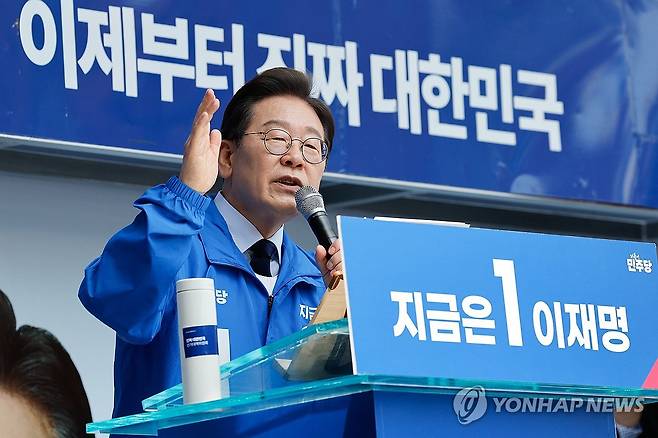 '보수 텃밭' 찾아 지지 호소하는 이재명 후보 (구미=연합뉴스) 김주성 기자 = 더불어민주당 이재명 대선 후보가 '보수의 텃밭'으로 불리는 대구·경북(TK) 지역 유세에 나선 13일 경북 구미시 구미역광장에서 시민들에게 지지를 호소하고 있다. 2025.5.13 [공동취재] utzza@yna.co.kr