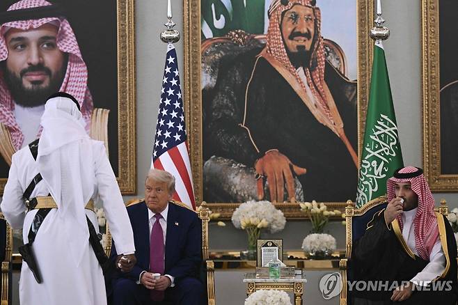 13일(현지시간) 사우디 빈 살만 왕세자와의 회동에 앞서 커피를 대접받은 트럼프 미 대통령 [AFP 연합뉴스]