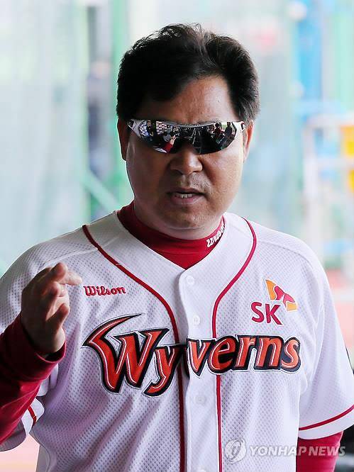 SK 와이번스 사령탑 시절의 이만수 감독 [연합뉴스 자료 사진]