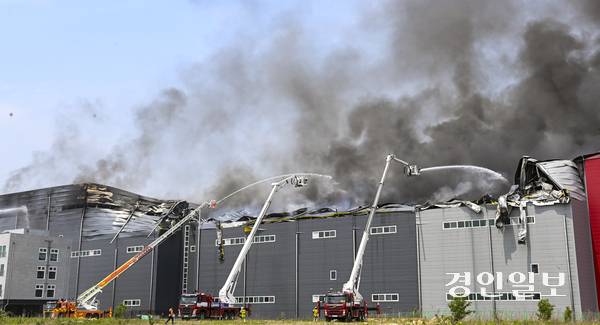 13일 이천시 부발읍 한 대형 물류창고에서 화재가 발생해 소방당국이 진화작업을 벌이고 있다. 2025.5.13 /이지훈기자 jhlee@kyeongin.com