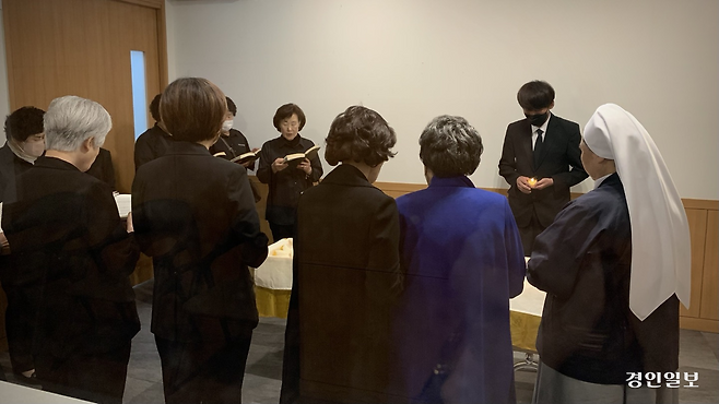 13일 정오 용인시 쉴낙원 장례식장에서 진행된 고(故) 이옥선 할머니의 입관식에서 참석자들이 고인을 추모하며 기도를 올리고 있다. 2025.5.13 /유혜연기자 pi@kyeongin.com