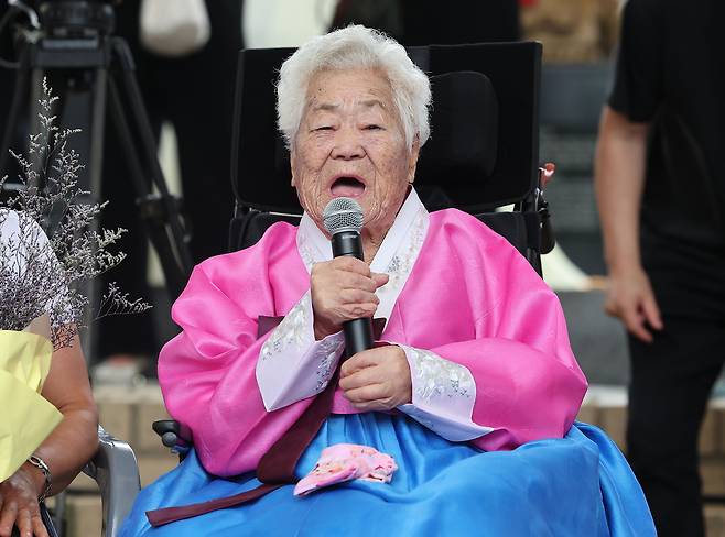 지난 2023년 8월 12일 광주 나눔의집에서 열린 2023 일본군 ‘위안부’ 피해자 기림의날 기념식에서 발언하는 이옥선 할머니의 모습. /연합뉴스