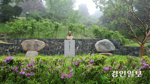 만해 한용운과 그의 부인이 만해의 흉상 뒤로 오른 산등성이에 모셔져 있다. 2025.5.1 구리/권순정기자 sj@kyeongin.com