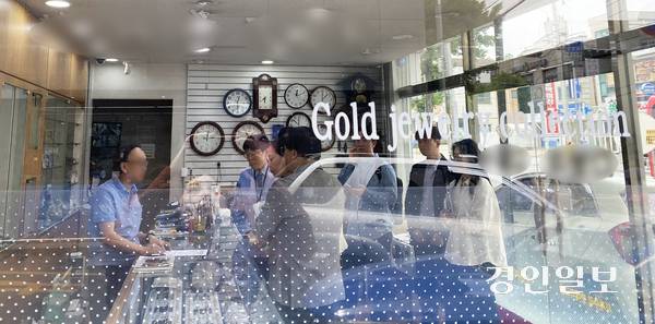 경기도가 지난 7일부터 일선 시·군과 지역화폐 유통 관련 정기 점검을 진행 중인 가운데, 단속반 관계자들이 한 금은방 업주와 이야기를 나누고 있다. 2025.5.13 /강기정기자 kanggj@kyeongin.com